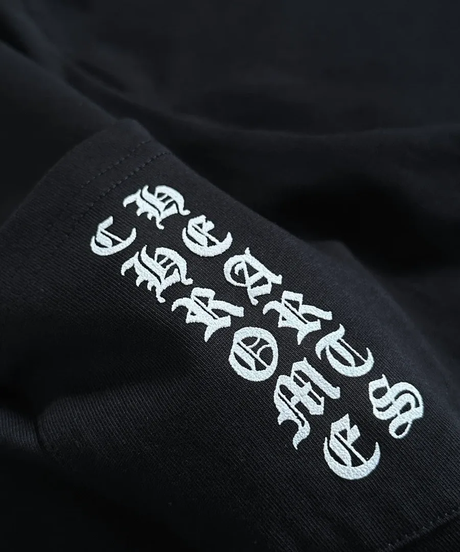 Деталь принта на рукаве черной футболки Chrome Hearts