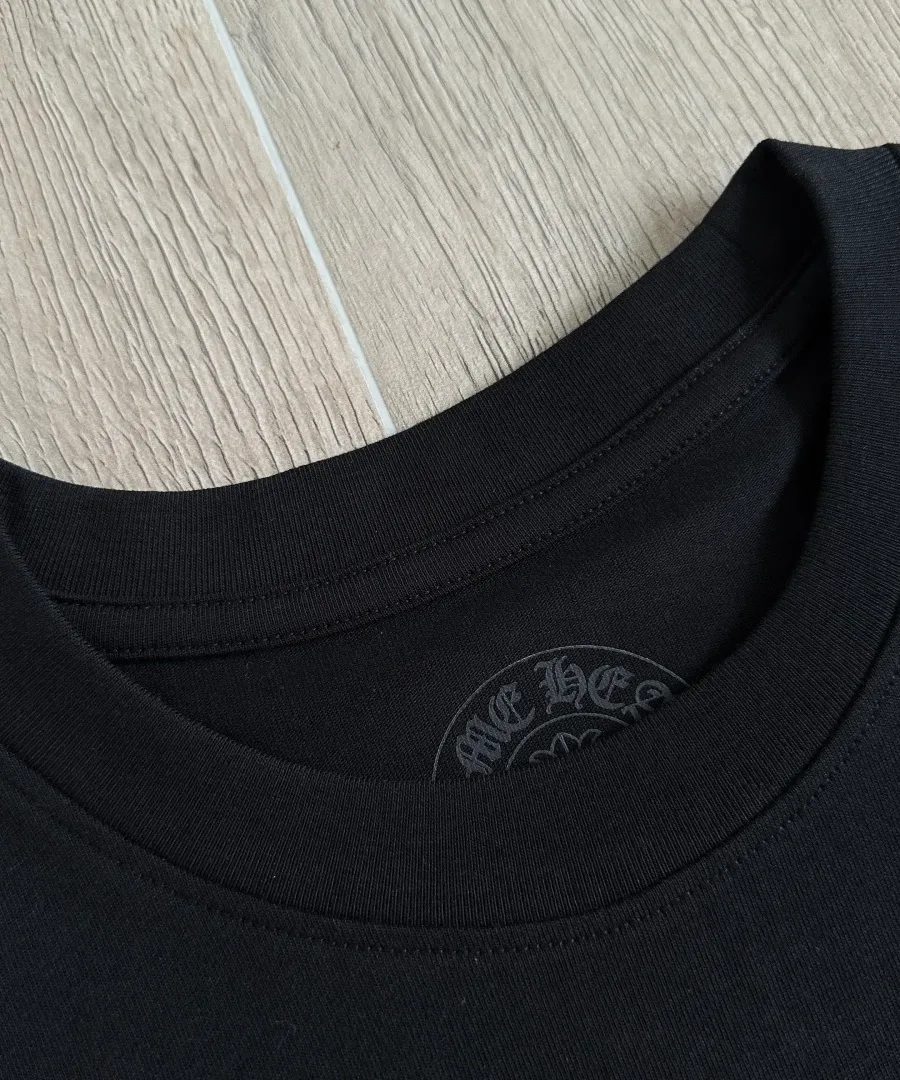 Круглый вырез черной футболки Chrome Hearts