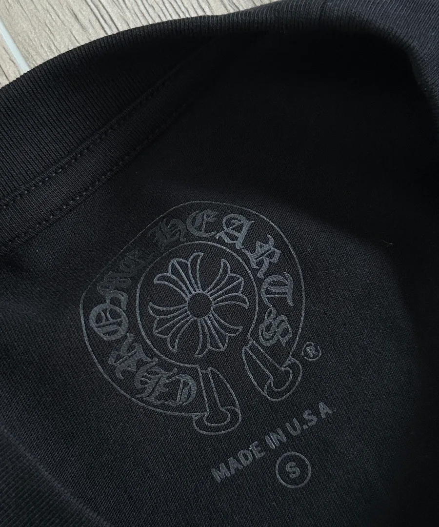 Внутренний принт на горловине черной футболки Chrome Hearts