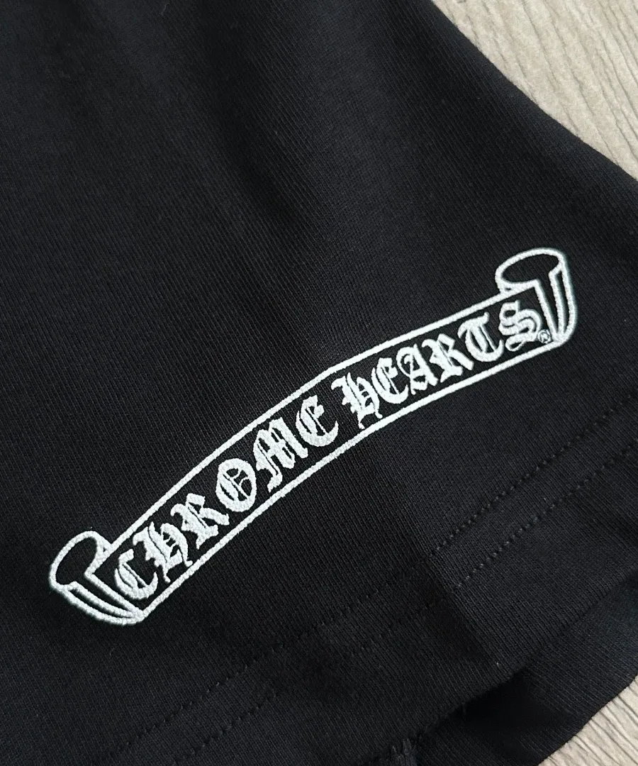 Принт Chrome Hearts на рукаве черной футболки