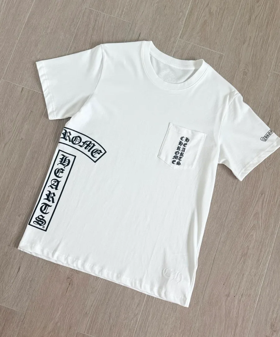 Белая футболка Chrome Hearts, вид спереди под углом