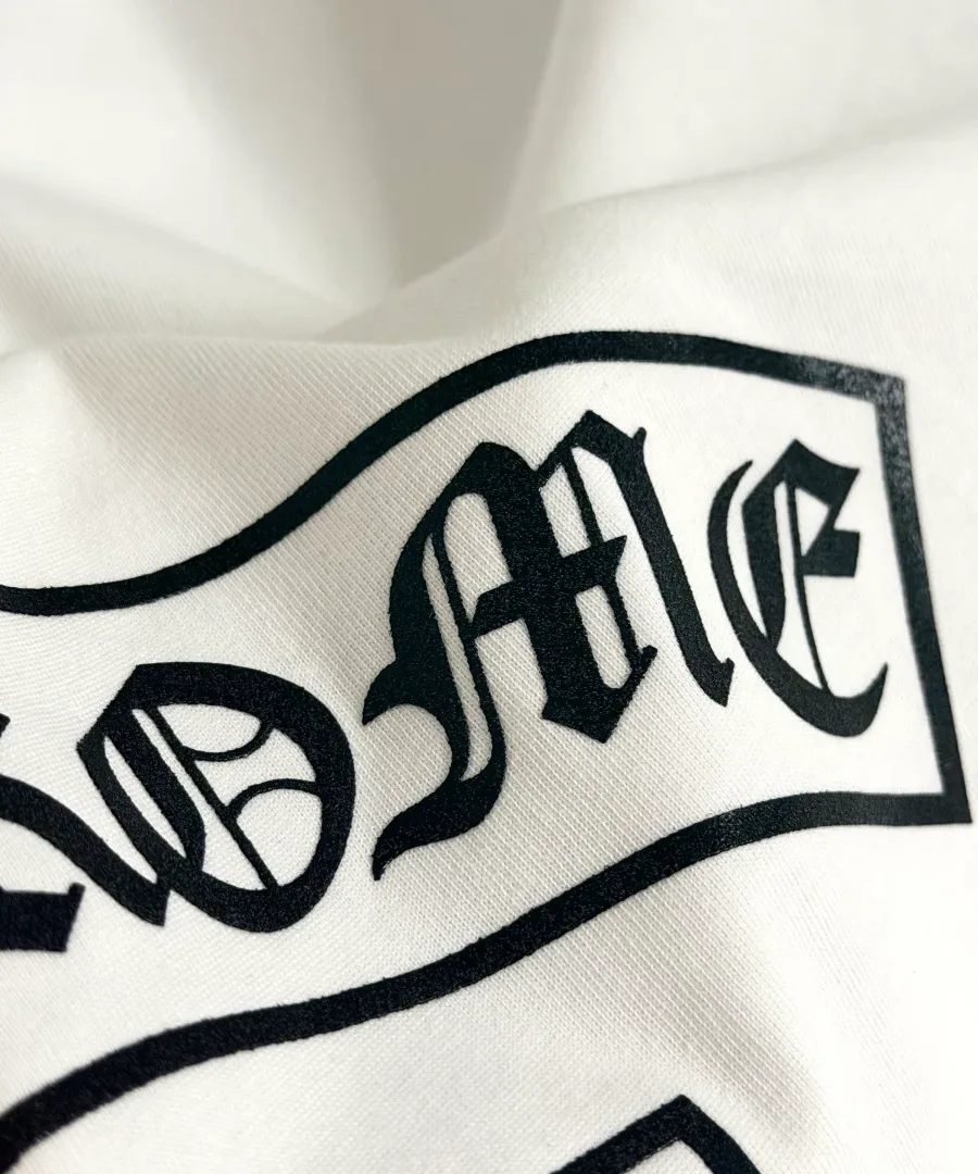 Готический шрифт на боку белой футболки Chrome Hearts