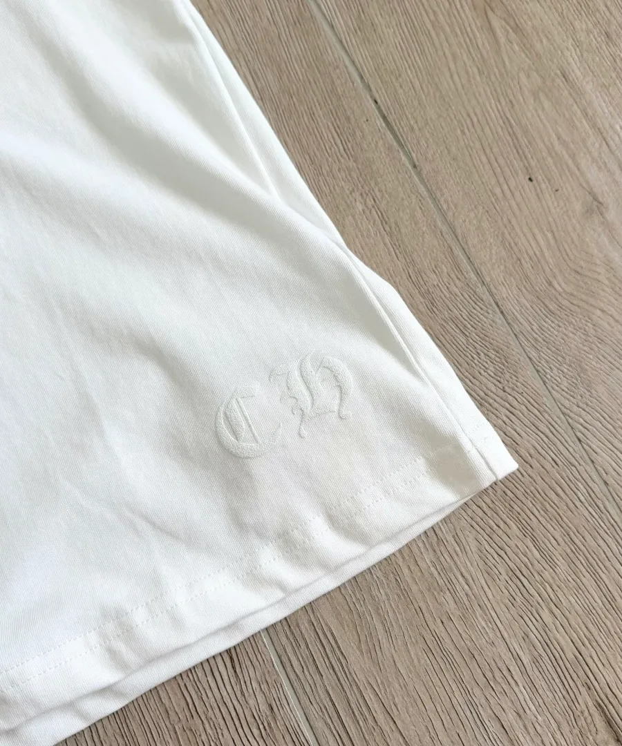 Вышитый логотип CH на белой футболке Chrome Hearts