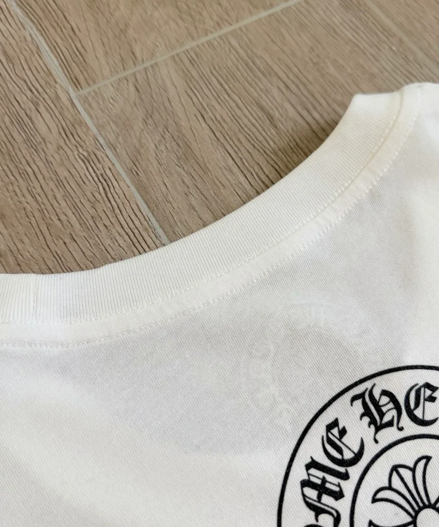 Принт в виде подковы на спине белой футболки Chrome Hearts