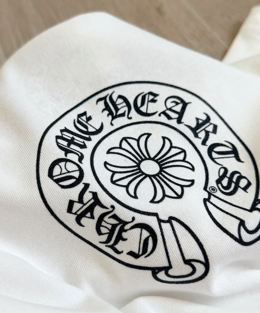 Деталь принта на спине белой футболки Chrome Hearts