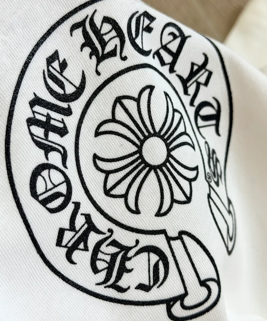 Крупный план принта-подковы белой футболки Chrome Hearts