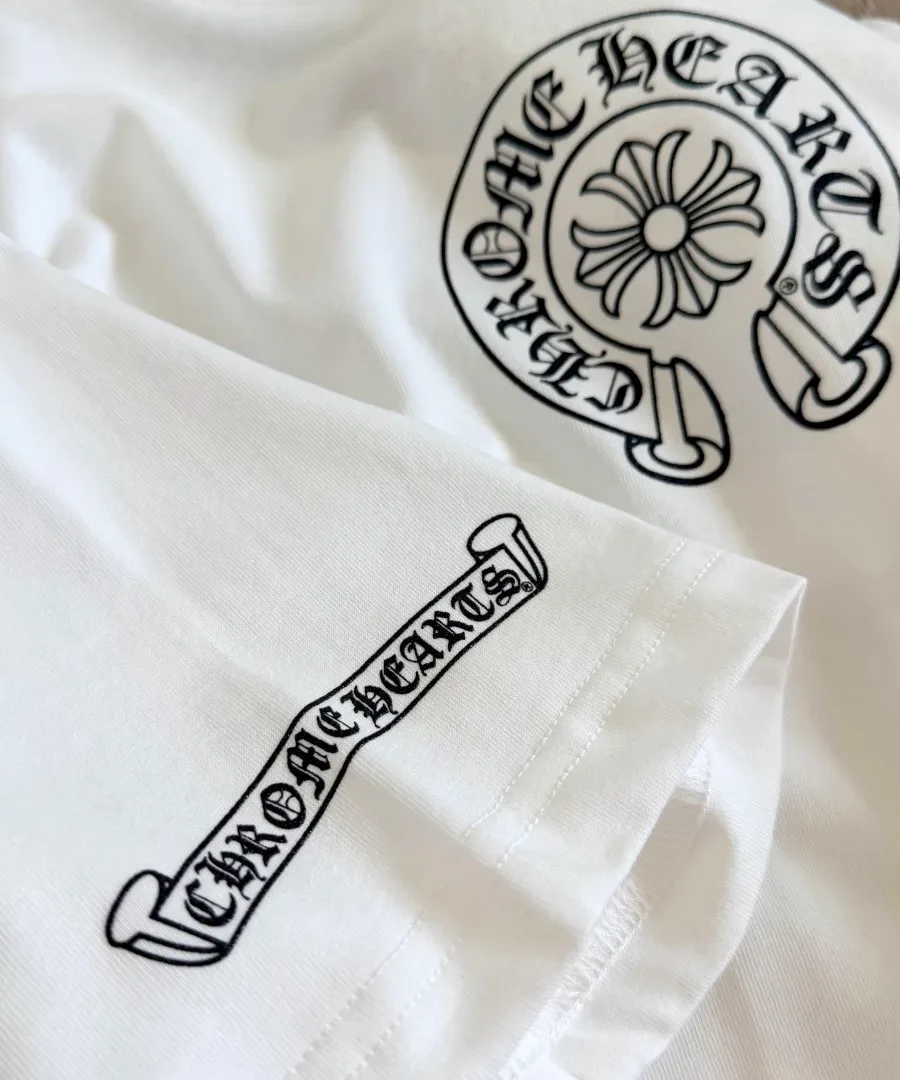 Принт на спине и рукаве белой футболки Chrome Hearts