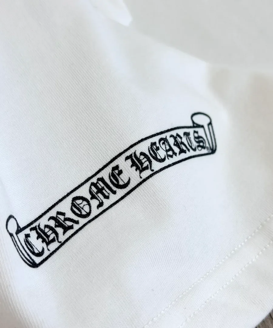 Принт Chrome Hearts на рукаве белой футболки