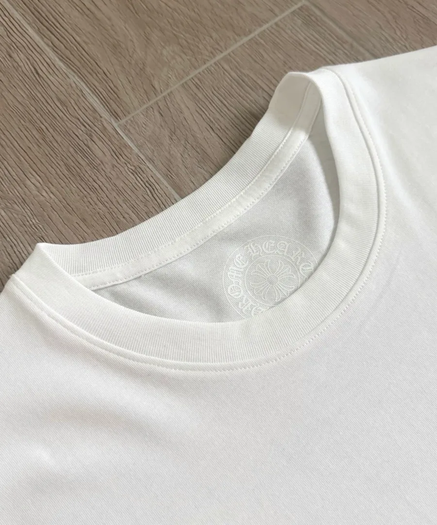 Деталь воротника белой футболки Chrome Hearts