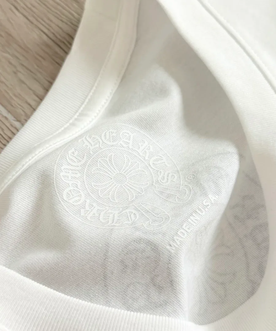 Внутренний принт на горловине белой футболки Chrome Hearts