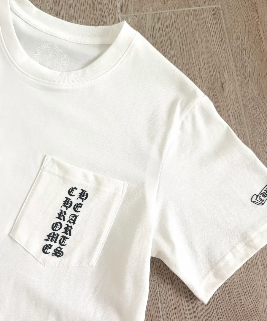 Принт на нагрудном кармане белой футболки Chrome Hearts