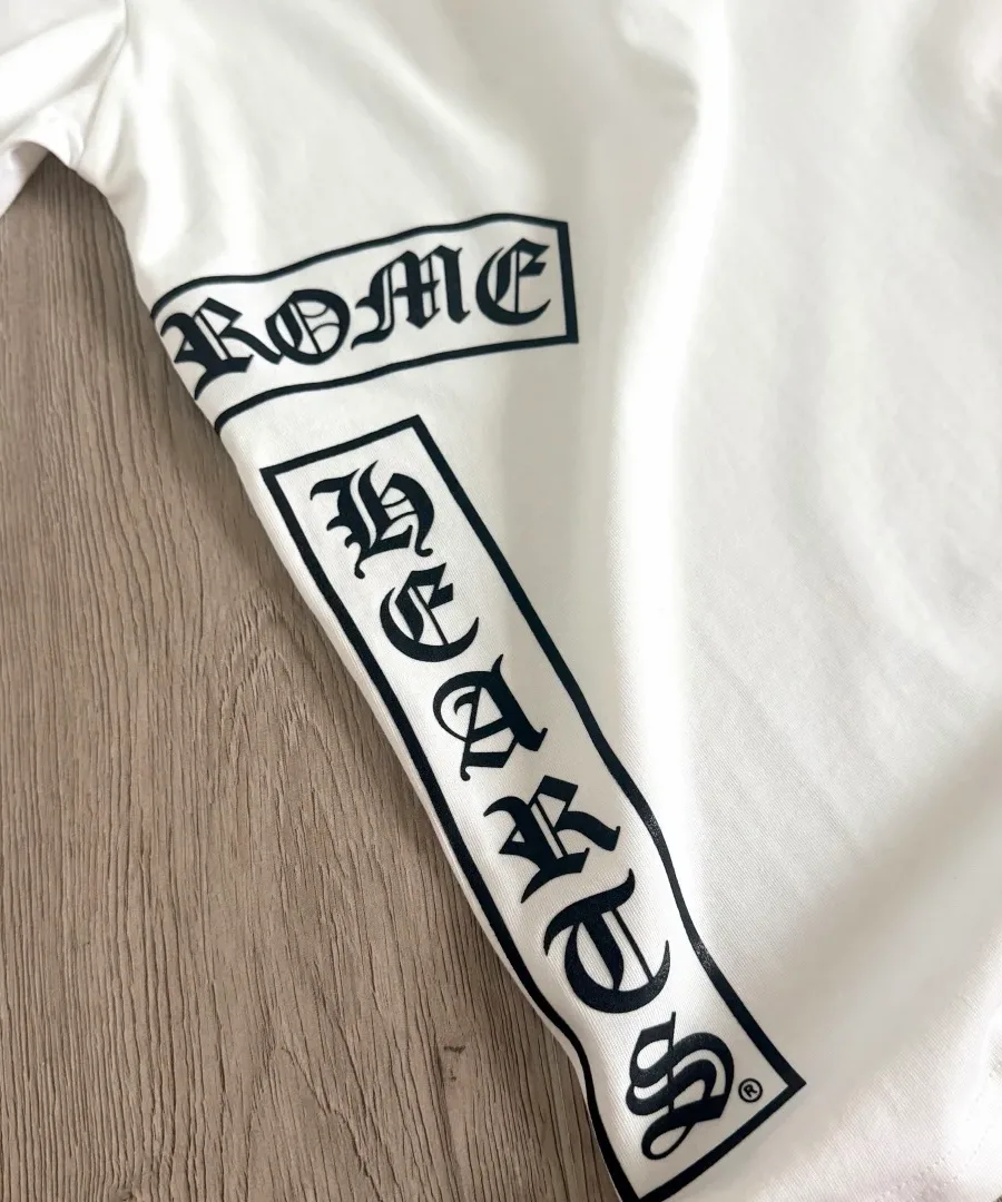 Боковой готический принт на белой футболке Chrome Hearts