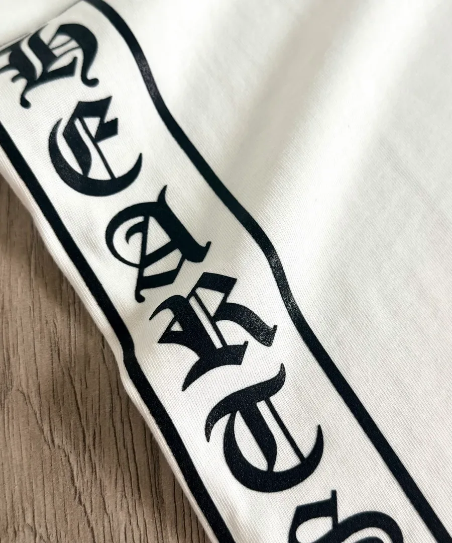Деталь бокового принта белой футболки Chrome Hearts