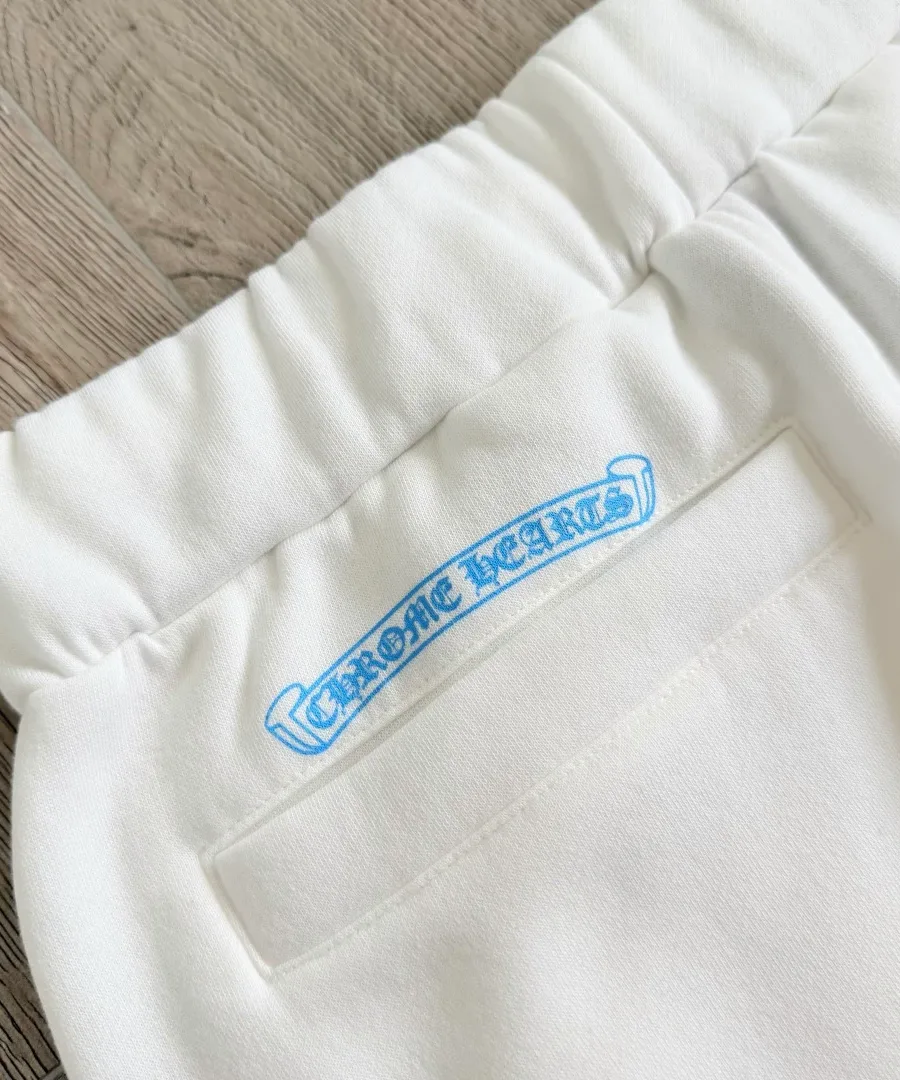 Задний карман с голубым логотипом Chrome Hearts
