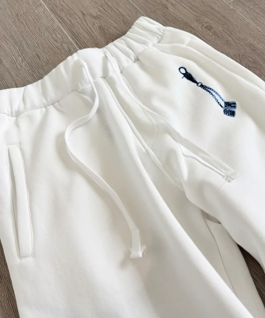 Деталь пояса и принта белых спортивных штанов Chrome Hearts