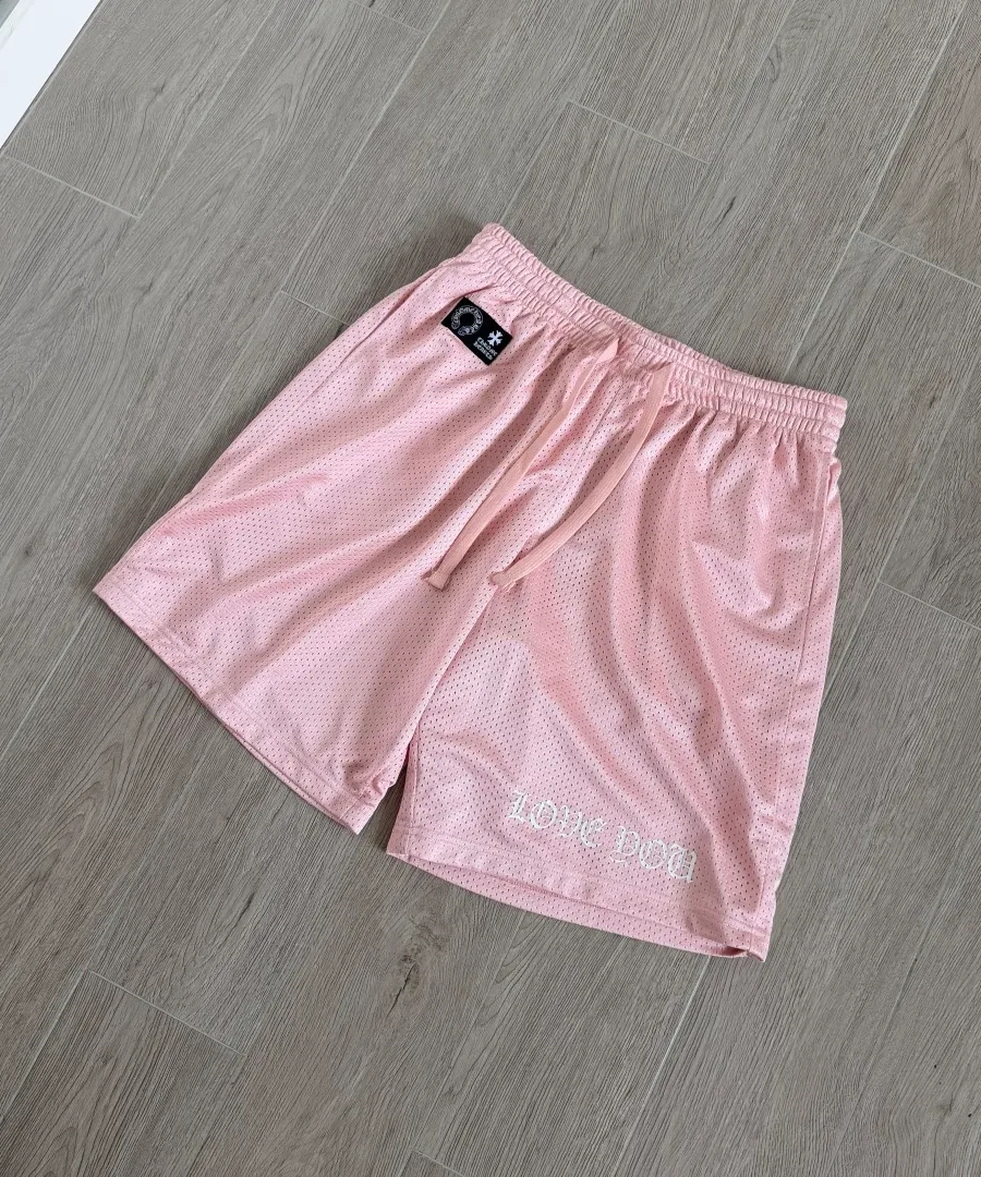 Розовые спортивные шорты Chrome Hearts под углом