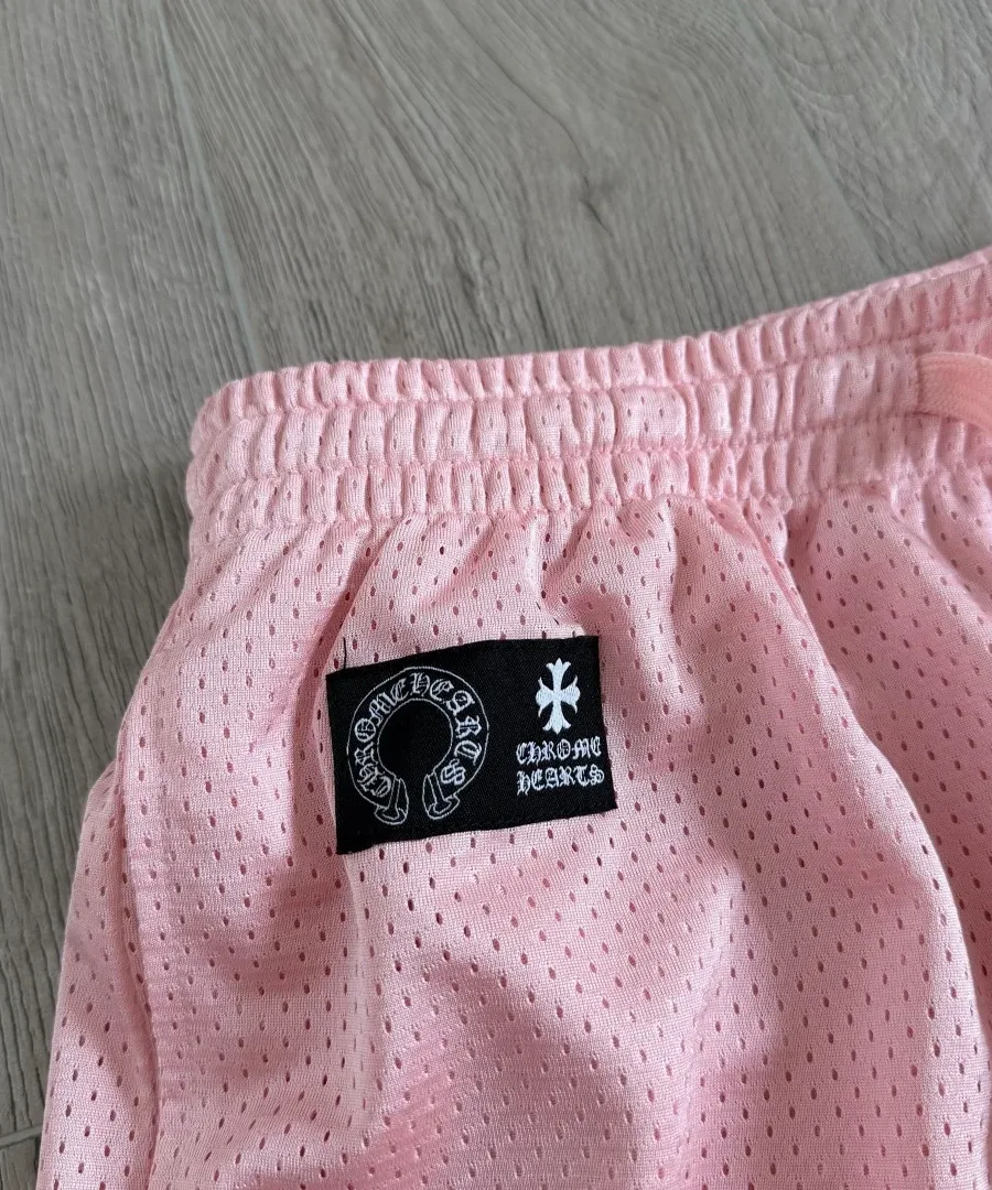 Черная нашивка с логотипом Chrome Hearts на поясе