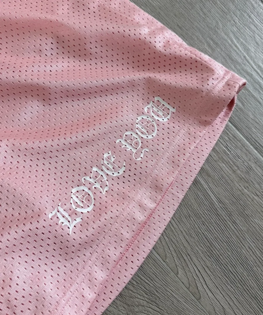 Белая готическая вышивка Love You на штанине шорт Chrome Hearts