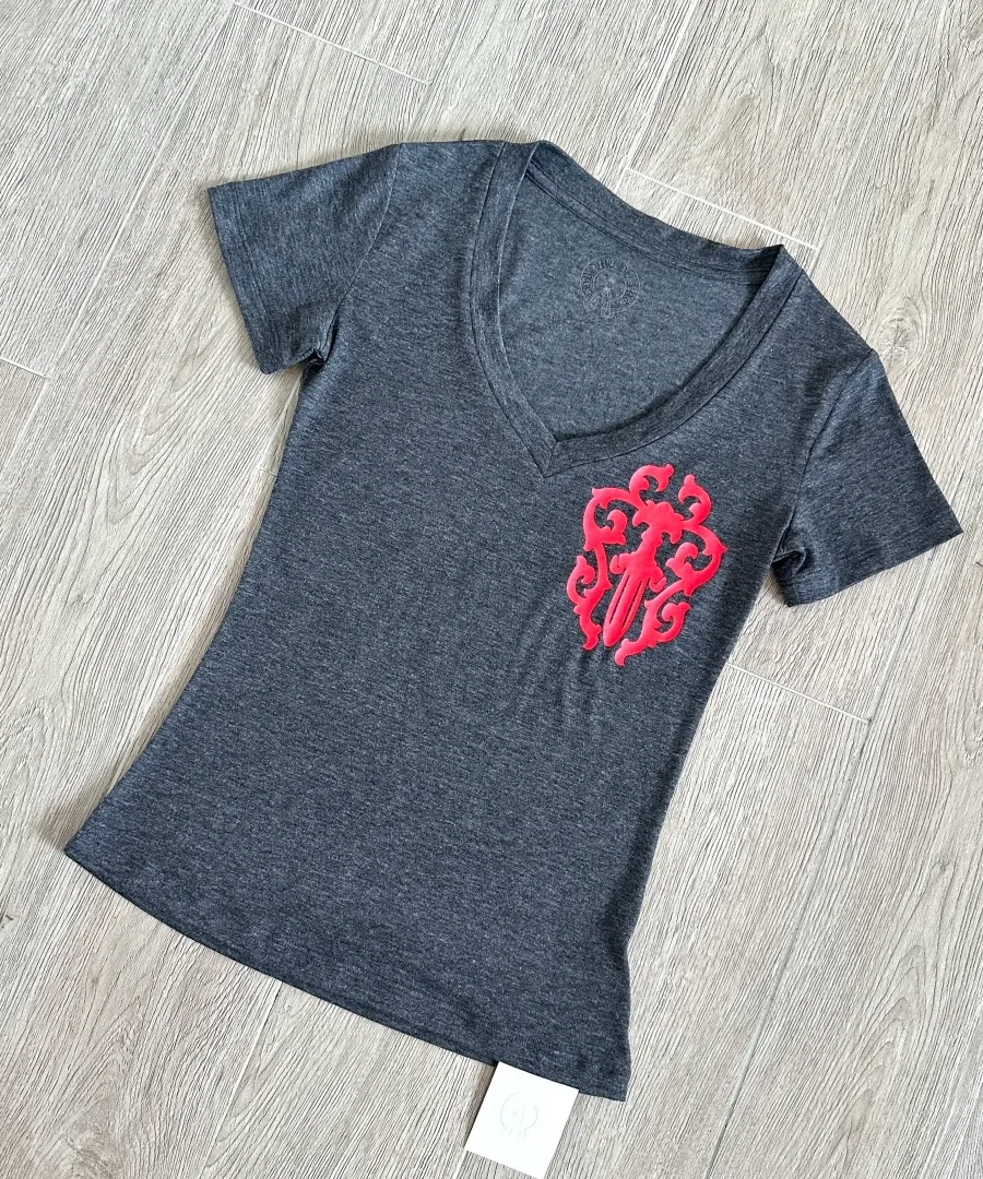 Серая женская футболка Chrome Hearts под углом