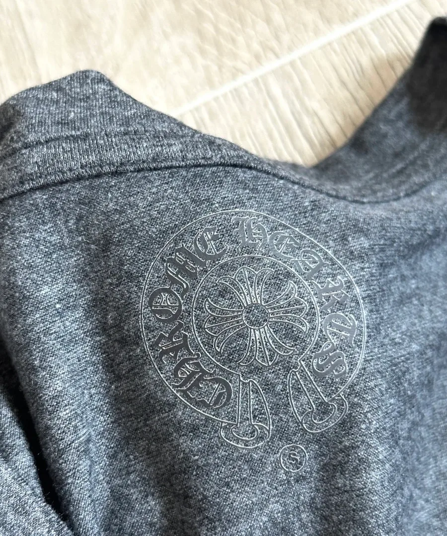 Внутренний принт с логотипом Chrome Hearts на горловине