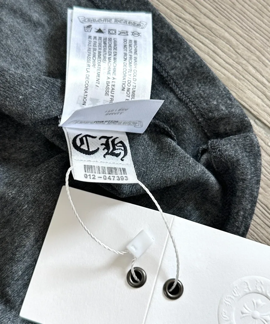 Ярлык с рекомендациями по уходу на футболке Chrome Hearts