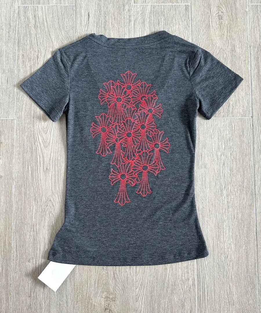 Серая женская футболка Chrome Hearts, вид сзади с красным принтом