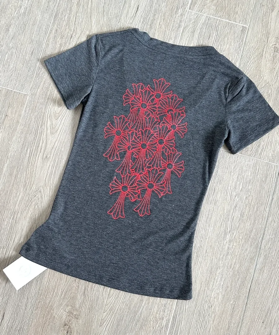 Серая женская футболка Chrome Hearts, вид сзади под углом