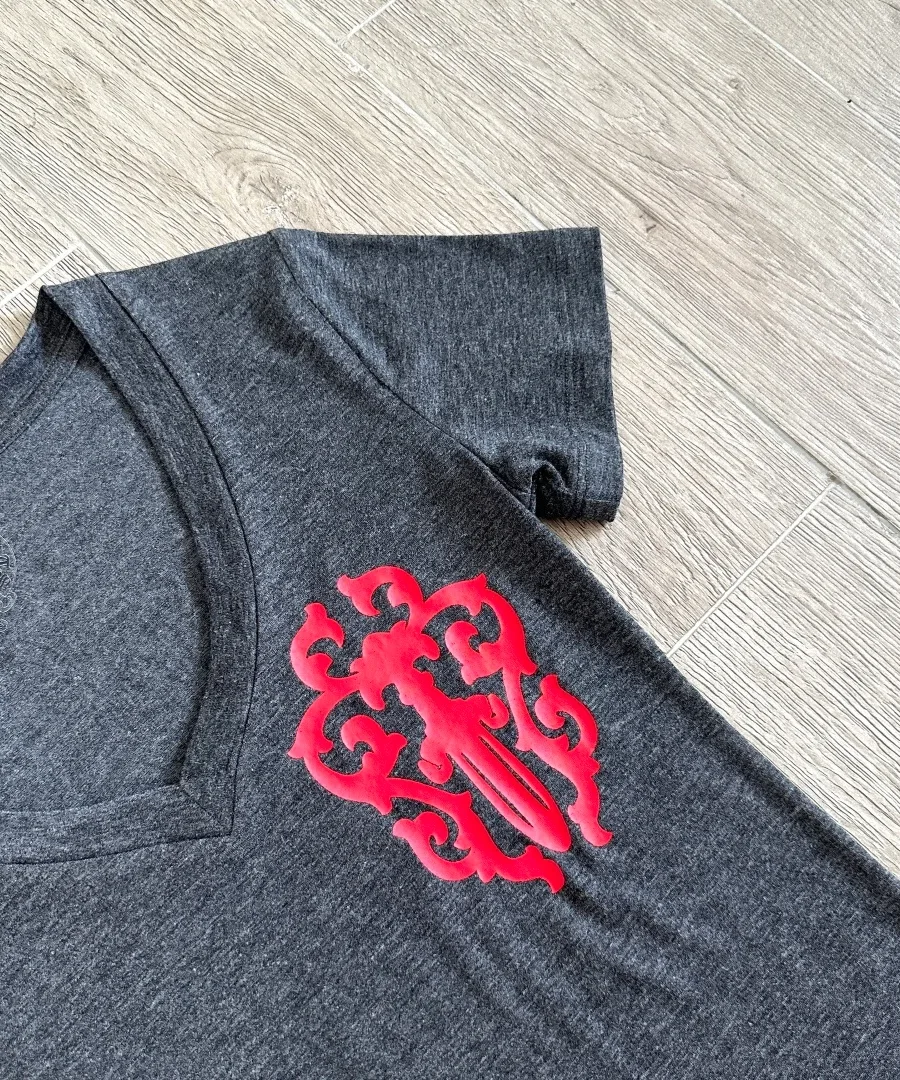 V-образный вырез и красный принт на груди футболки Chrome Hearts