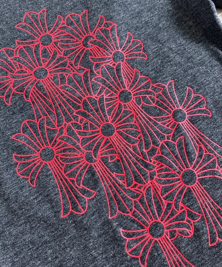 Крупный план красного принта с крестами на спине футболки Chrome Hearts