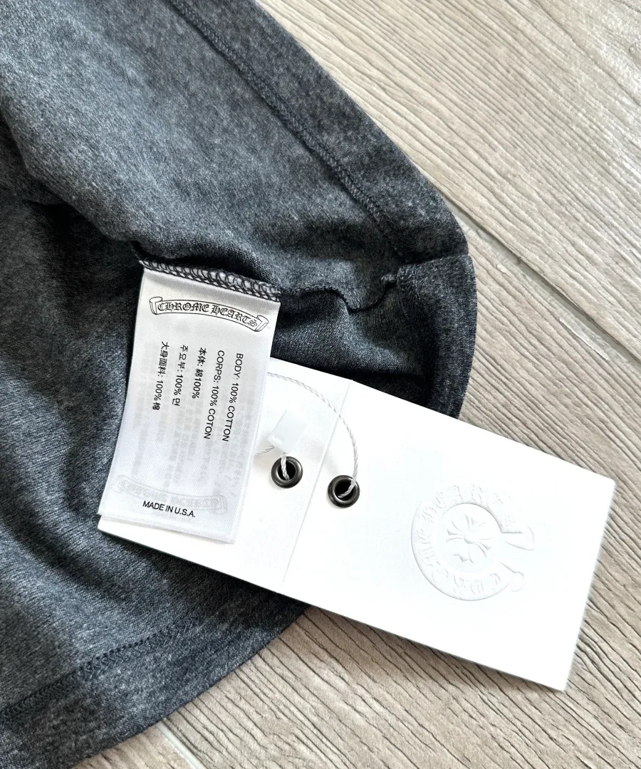 Бирка на серой футболке Chrome Hearts