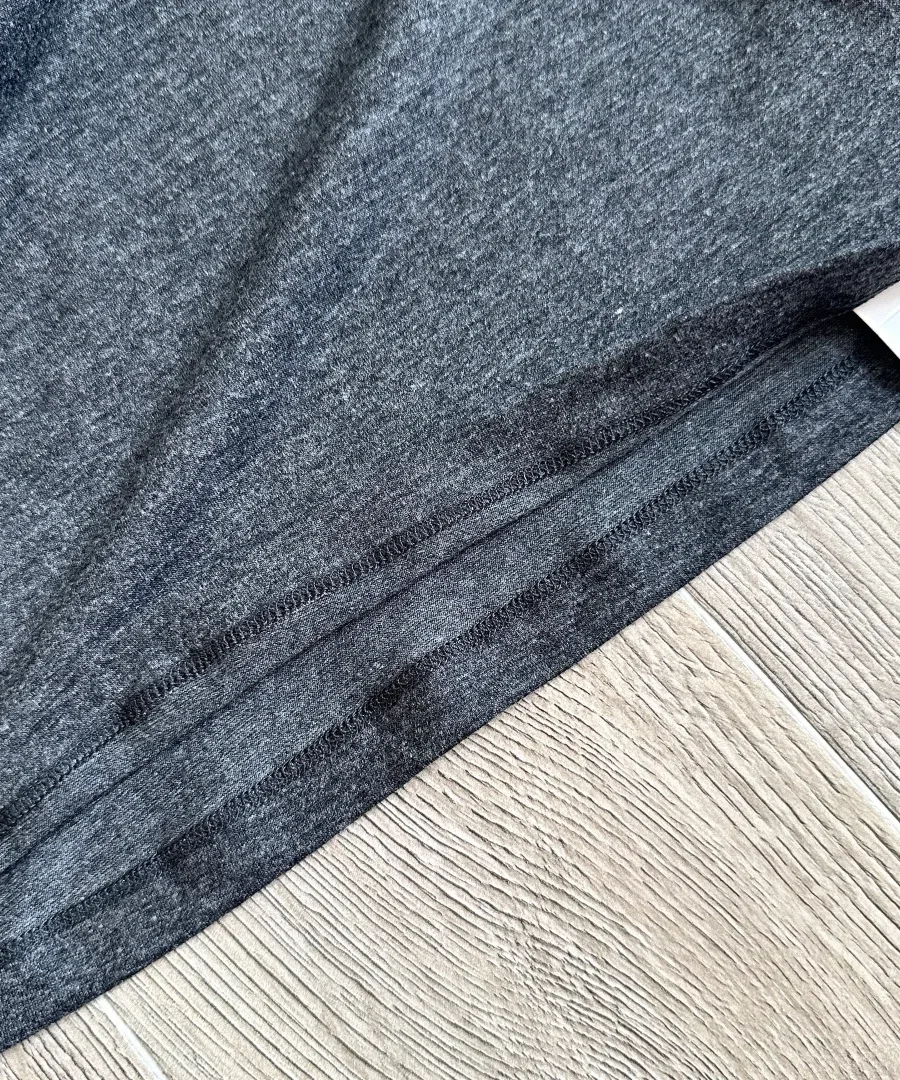 Шов на подоле серой футболки Chrome Hearts
