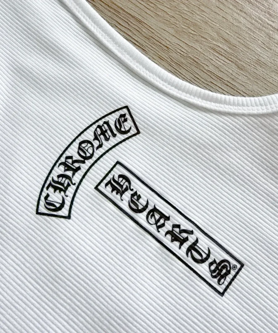 Деталь переднего принта белой майки Chrome Hearts