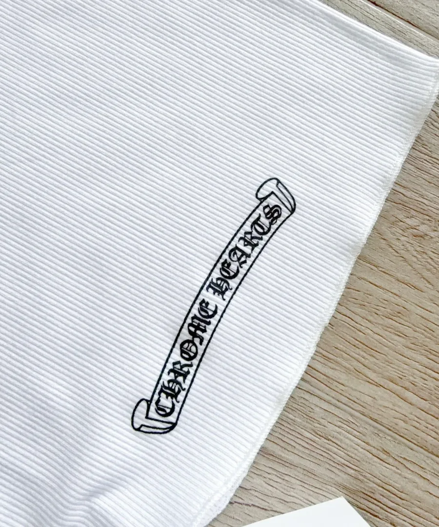 Принт Chrome Hearts на нижнем крае белой майки, крупный план