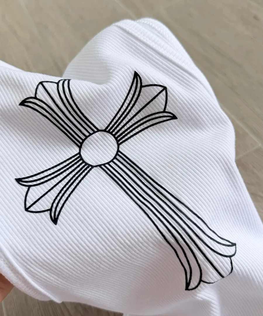 Принт креста на белой майке Chrome Hearts, средний план