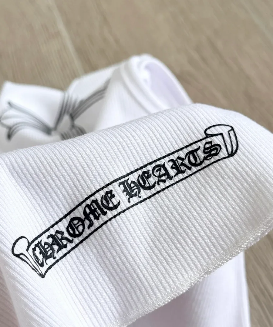 Принт с названием бренда Chrome Hearts на нижнем крае белой майки