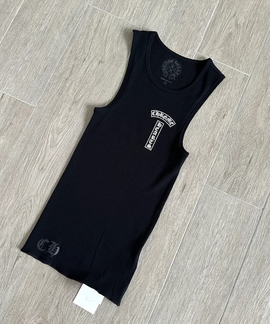 Черная майка Chrome Hearts под углом, вид спереди
