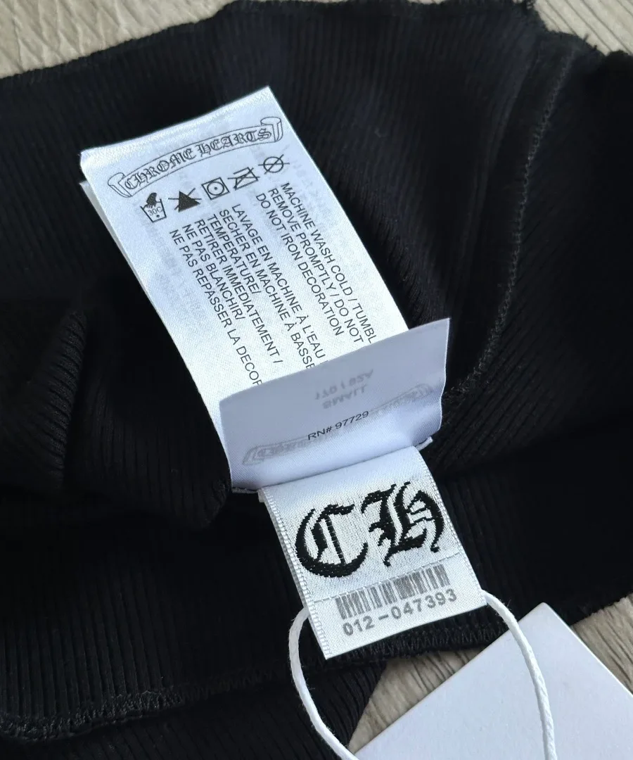 Внутренние бирки черной майки Chrome Hearts