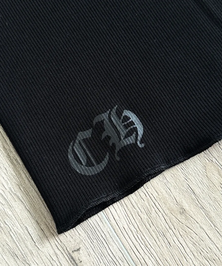 Нижний край черной майки Chrome Hearts с тиснением CH