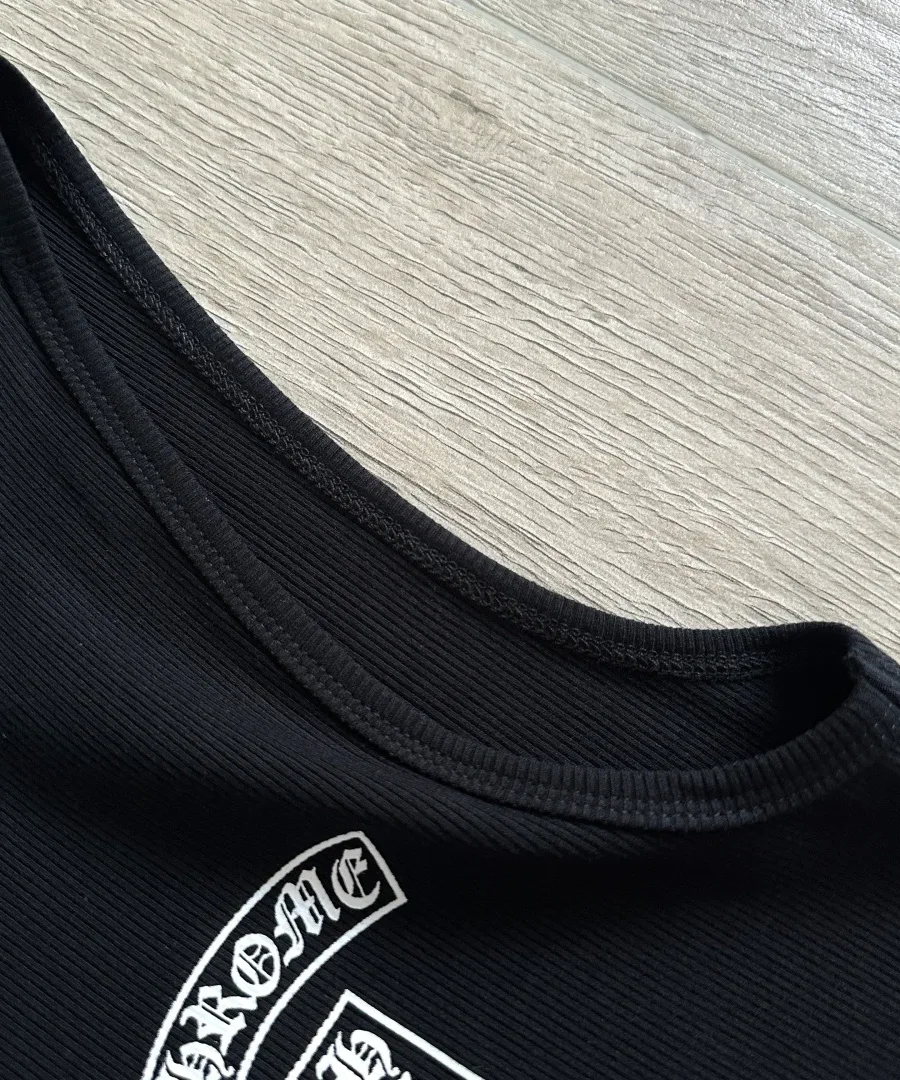 Деталь горловины черной майки Chrome Hearts