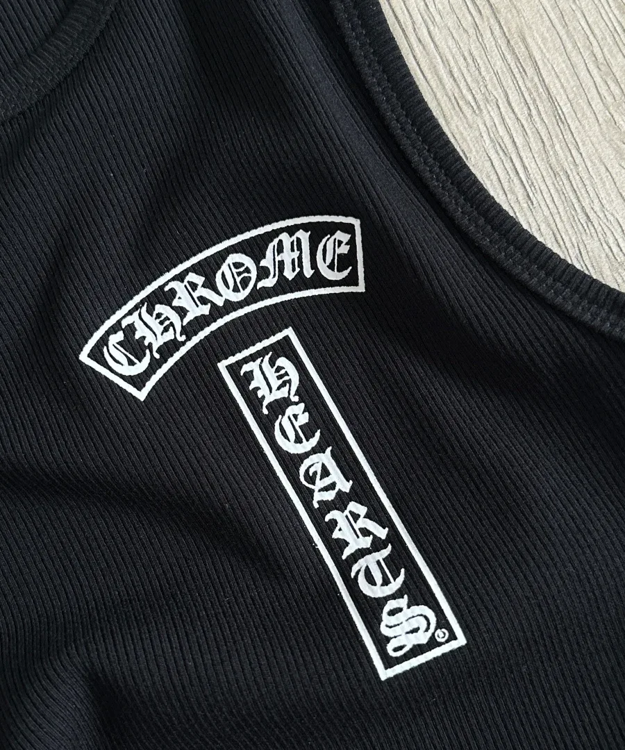 Передний принт на черной майке Chrome Hearts, крупный план