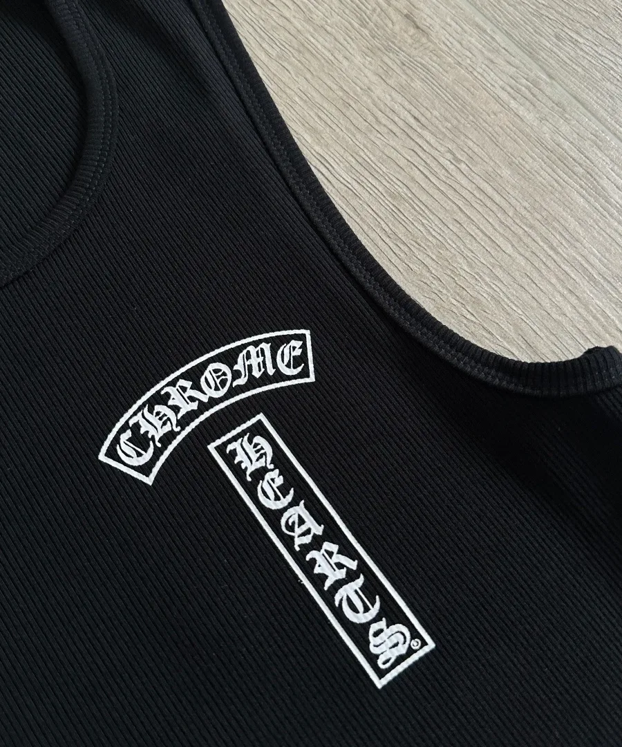 Передний принт на черной майке Chrome Hearts, средний план