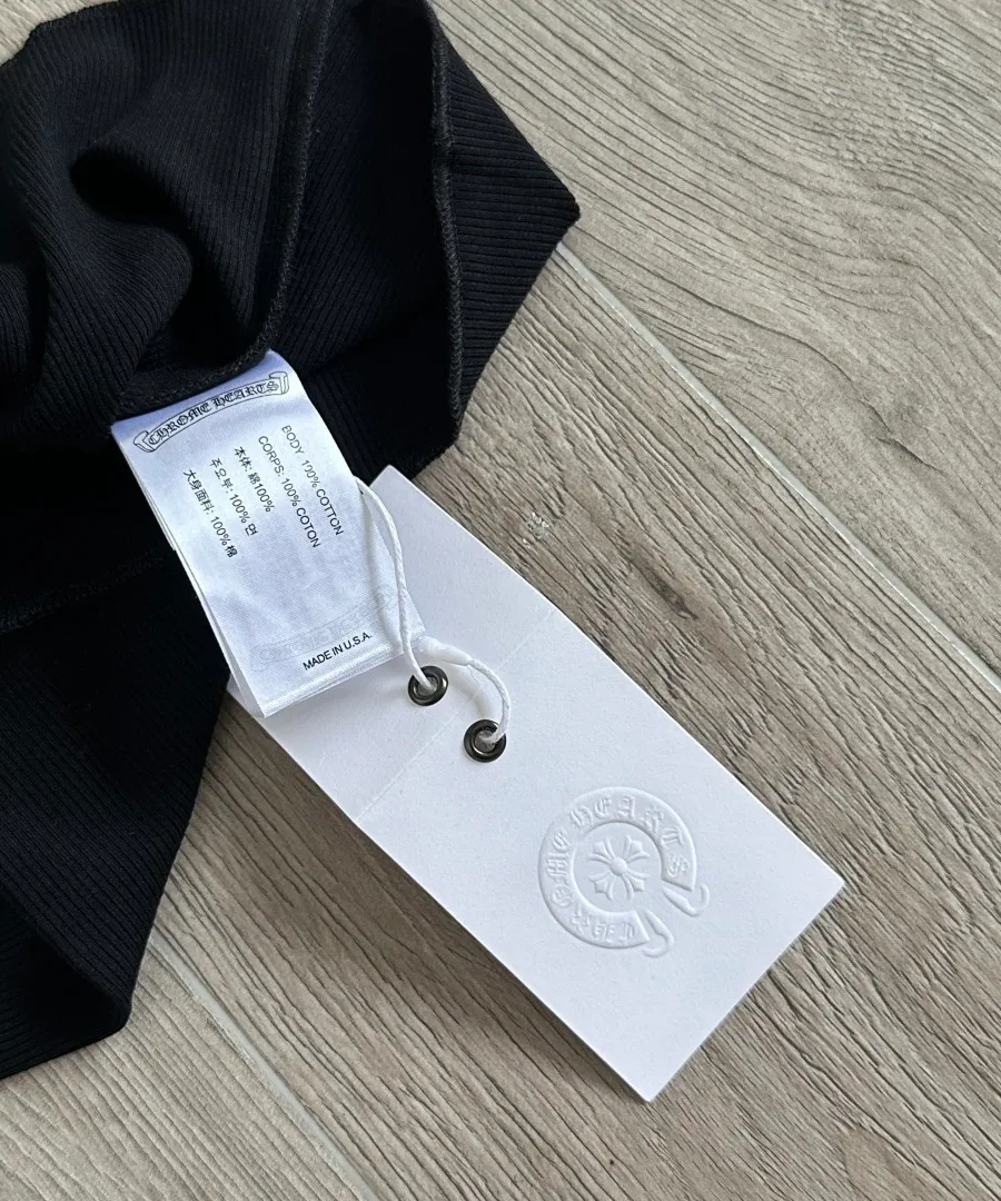 Внутренние бирки и навесной ярлык черной майки Chrome Hearts