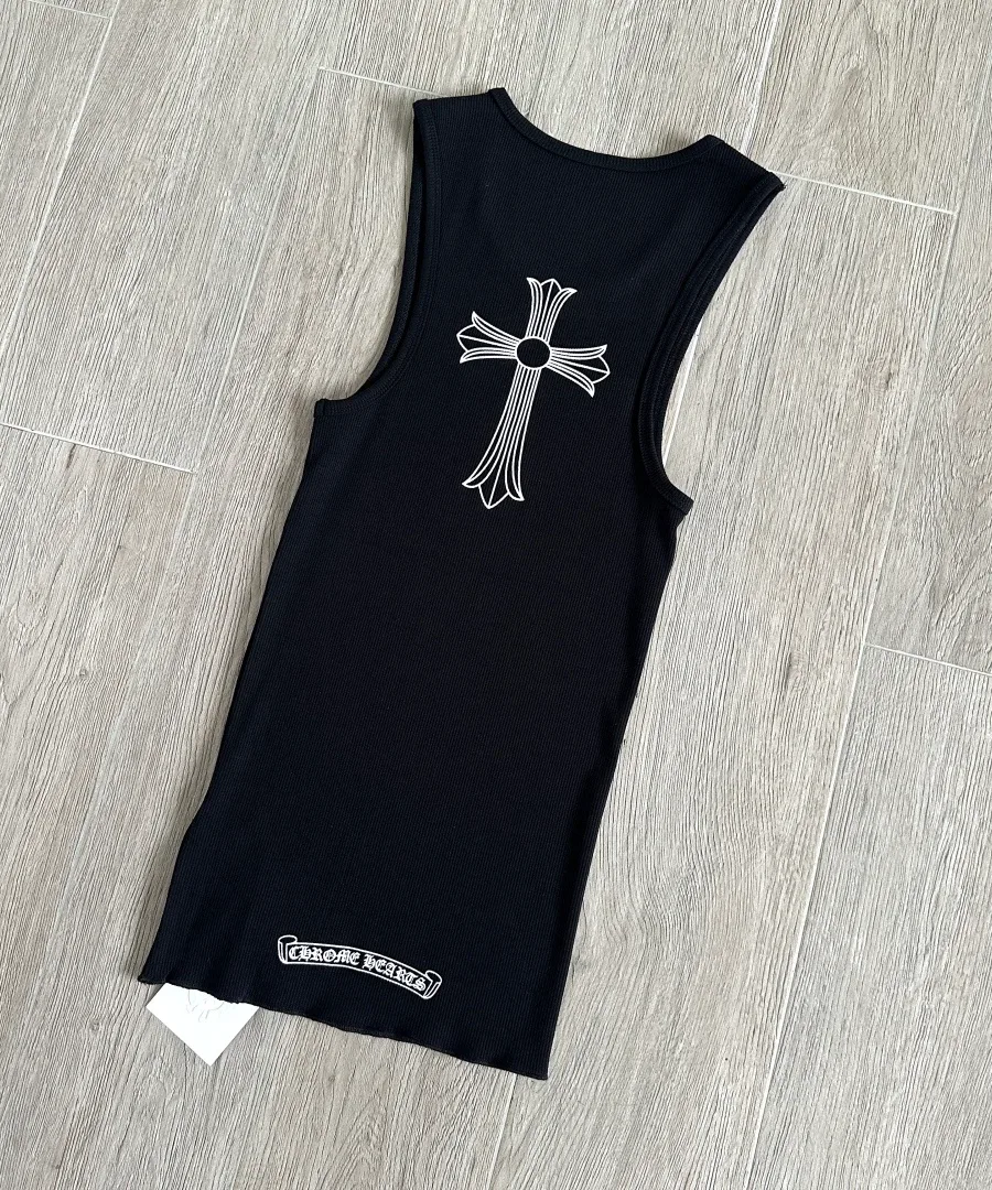 Черная майка Chrome Hearts под углом, вид сзади