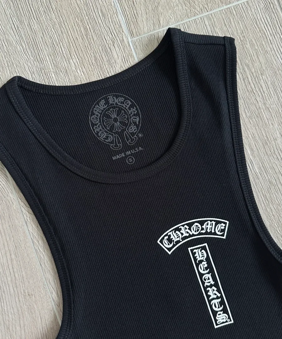Горловина черной майки Chrome Hearts с внутренним принтом