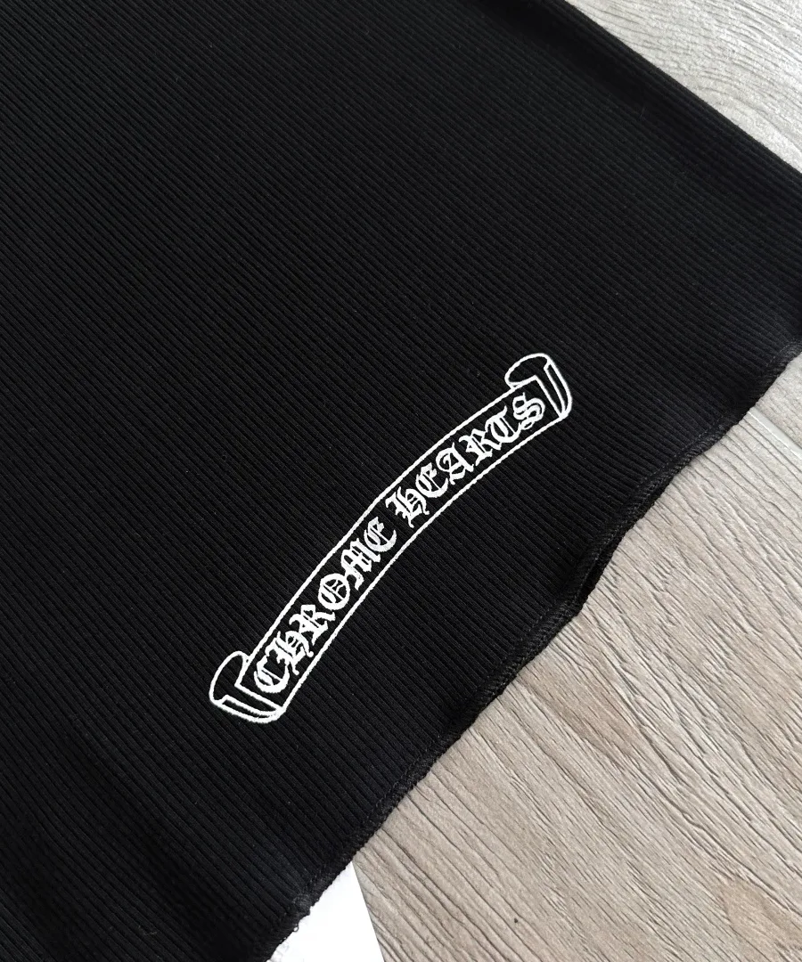 Принт Chrome Hearts на нижнем крае черной майки, крупный план