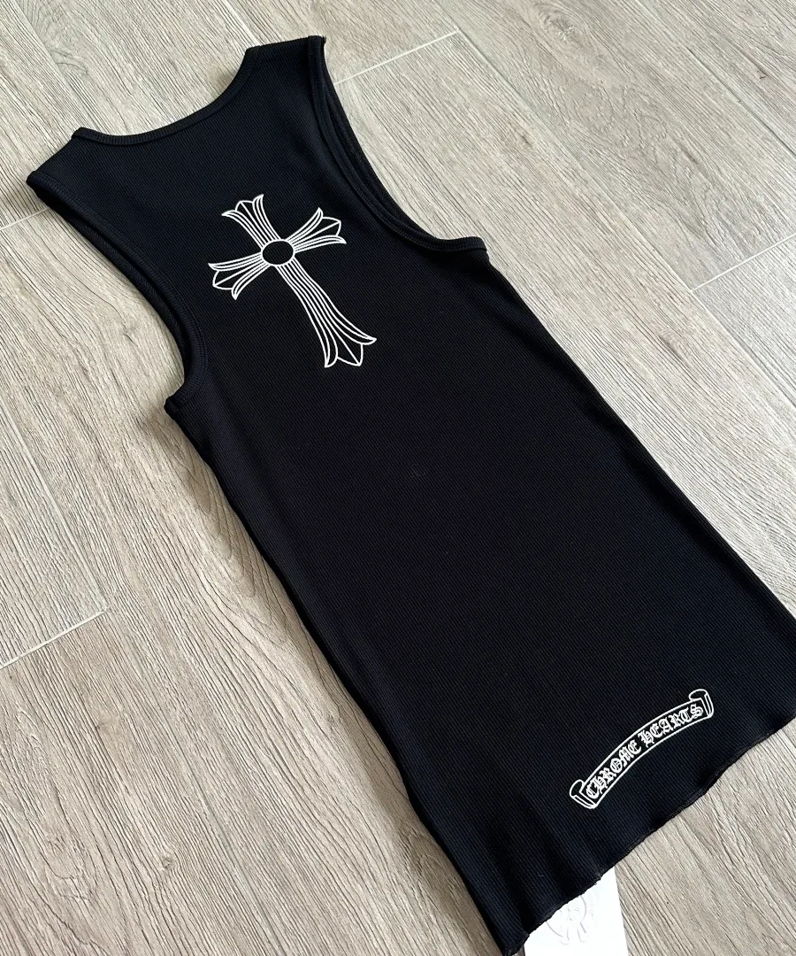 Черная майка Chrome Hearts во весь рост, вид сзади