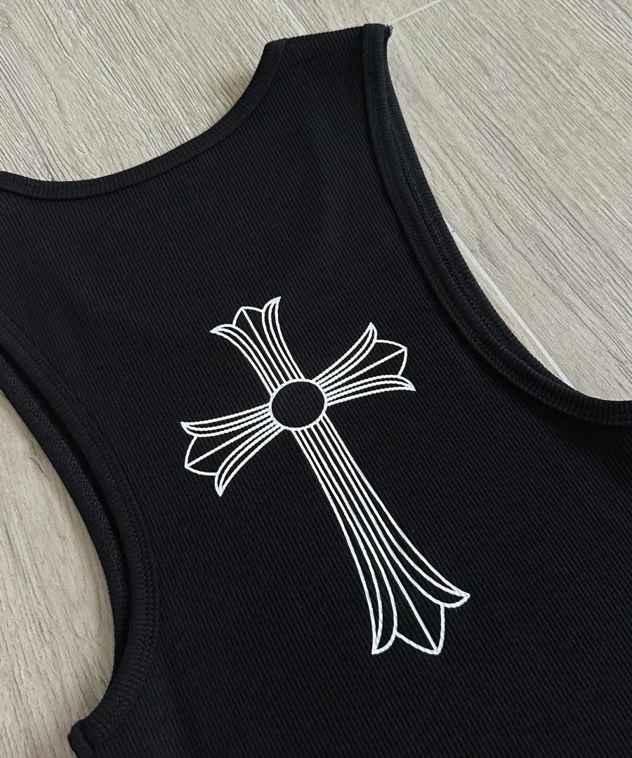 Верхняя часть спинки черной майки Chrome Hearts с принтом креста