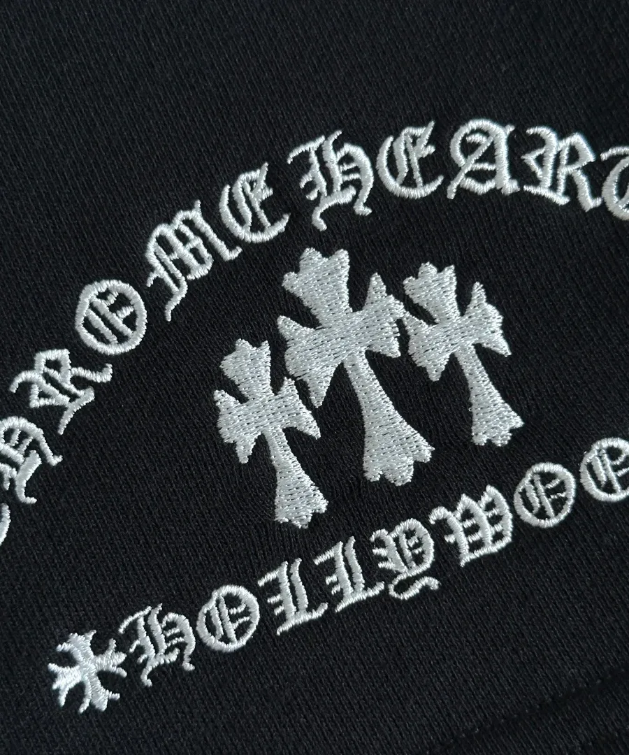 Крупный план вышивки с крестами и надписью Chrome Hearts Hollywood