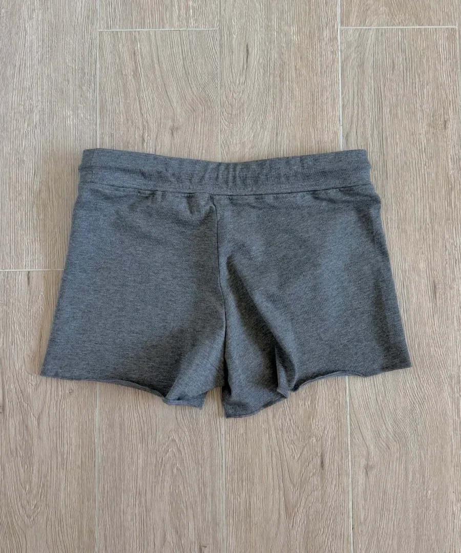 Серые трикотажные шорты Chrome Hearts, вид сзади