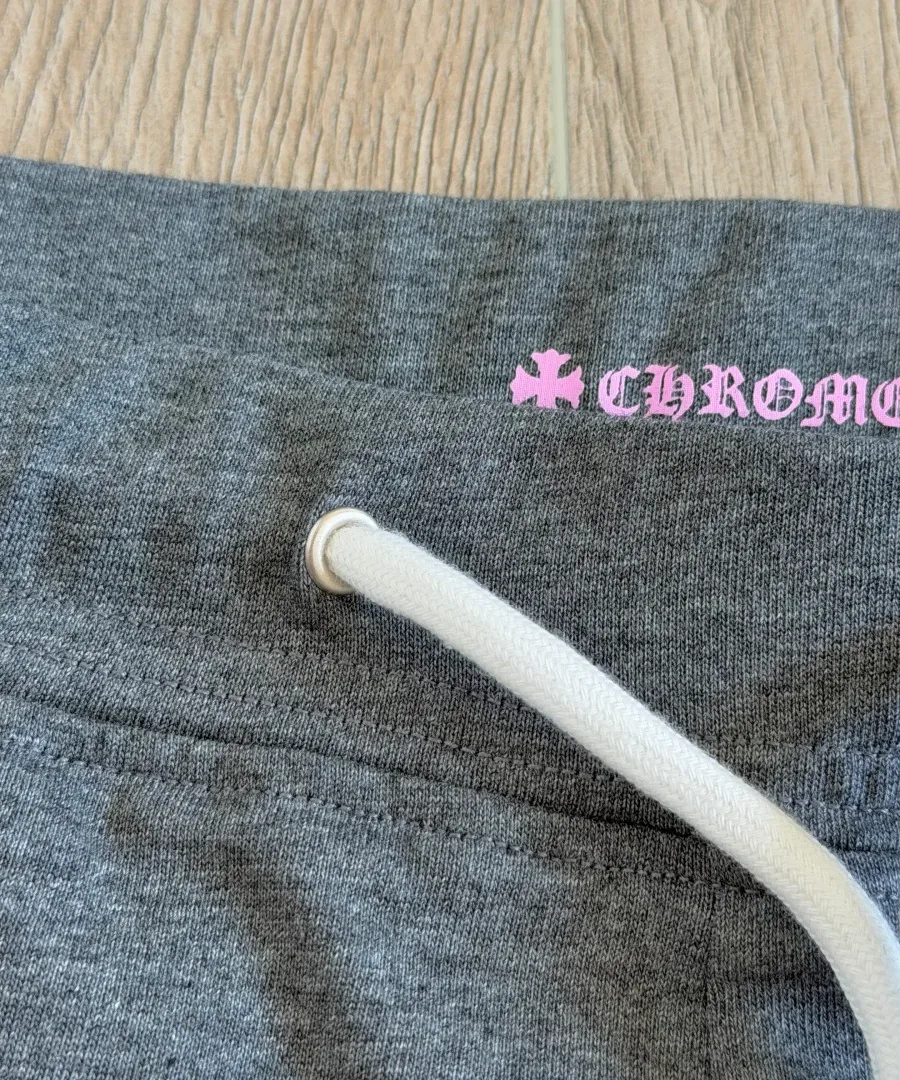 Деталь пояса шорт Chrome Hearts спереди